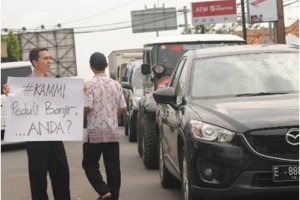 Anggota KAMMI saat menggalang dana di bundaran Cijoho.